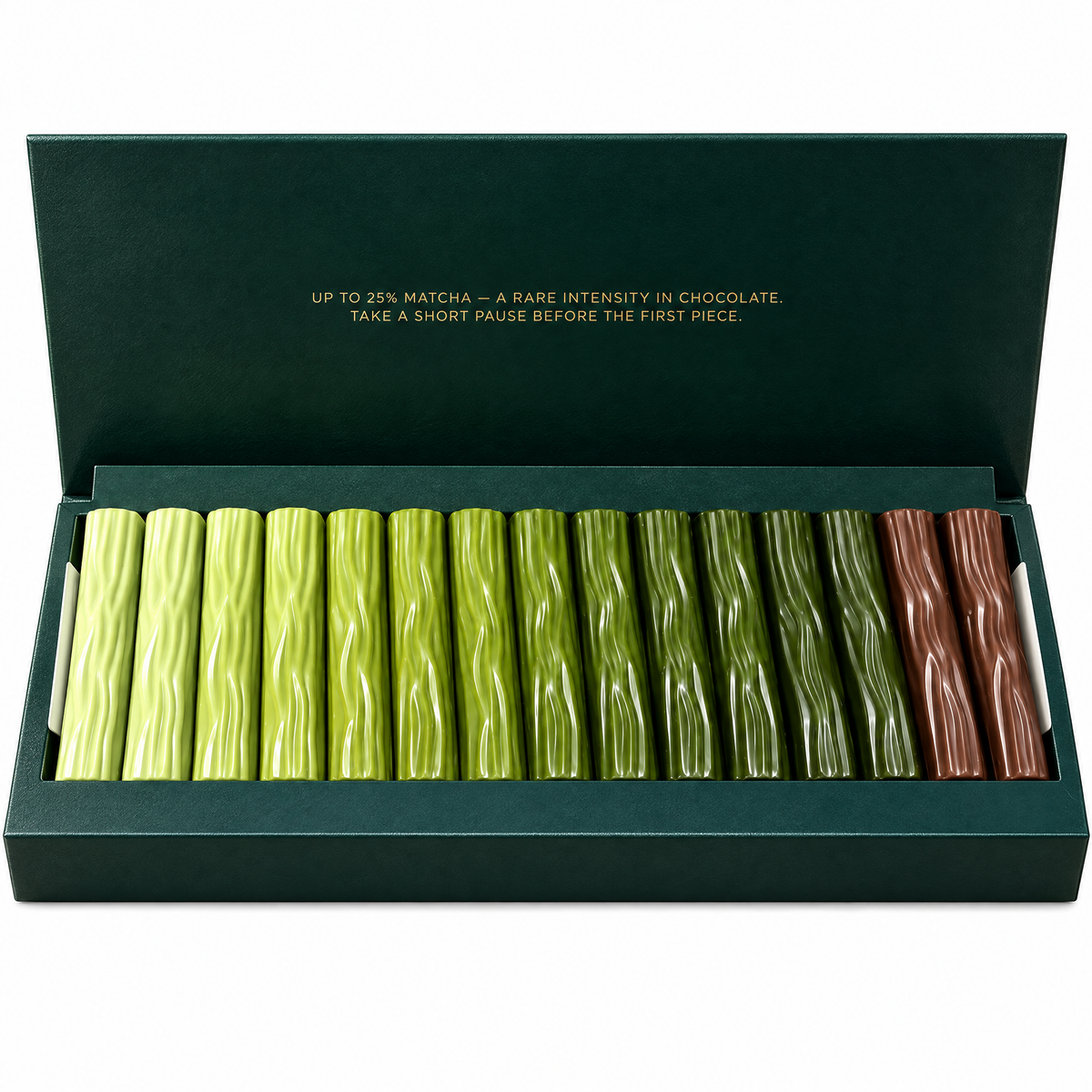 Open doos 7 Shades of Matcha Chocolate met matcha chocolade sticks van licht- tot donkergroen en twee hojicha sticks